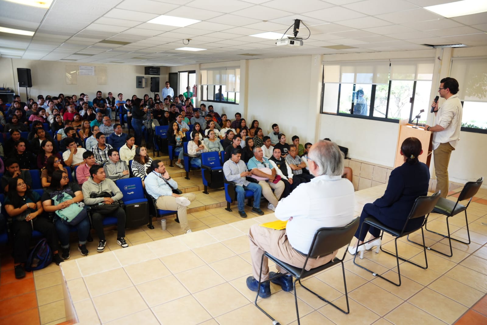 Gobierno de Hidalgo acerca programas de apoyo a estudiantes del Iteshu